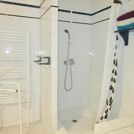 Hébergement de vacances Maison Pour 6 - Jardin Et Terrasse - 300m *